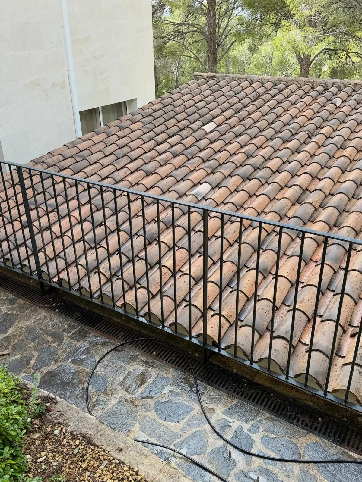 El mismo tejado tras la limpieza, con el color terracota de la teja a la vista