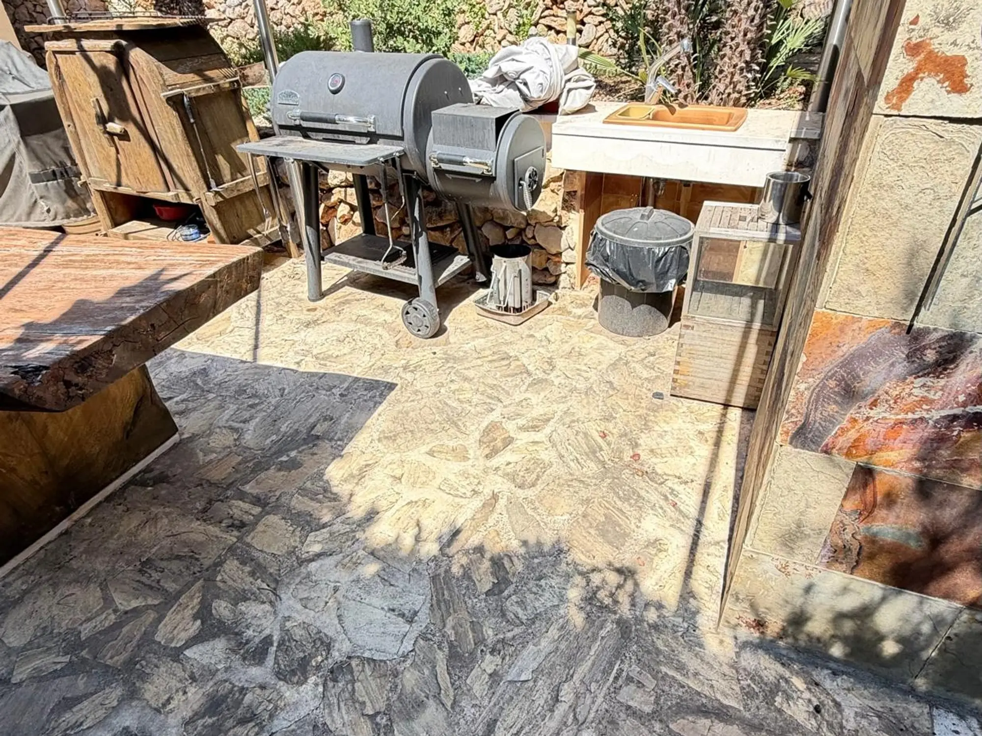 Suelo de piedra natural de la terraza, ennegrecido por la suciedad incrustada antes de la limpieza
